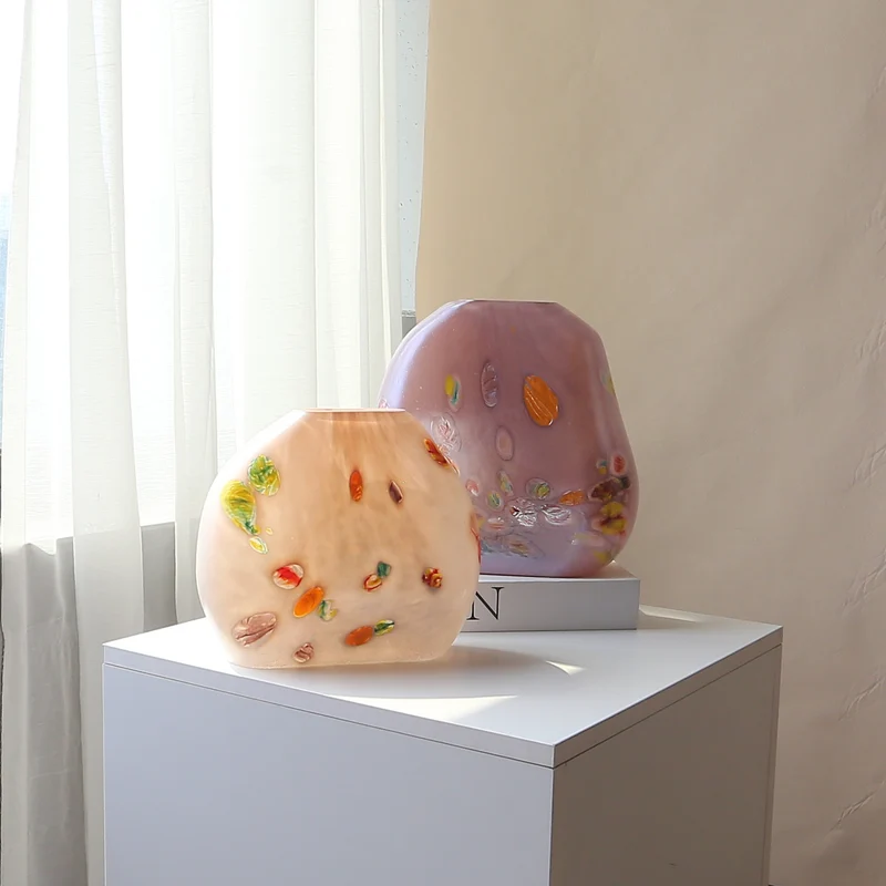 Handgeblasene skulpturale Flachprofil-Kunstglas-Vase Karnz
