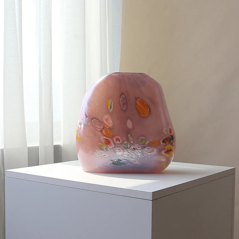 Handgeblasene skulpturale Flachprofil-Kunstglas-Vase Karnz