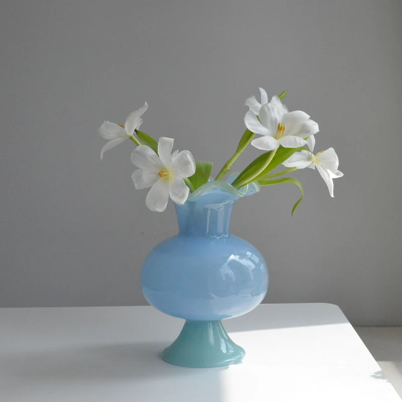 Handgeblasene Vase aus Kunstglas mit rüschigem Rand und Bulb-on-Pedestal Karnz
