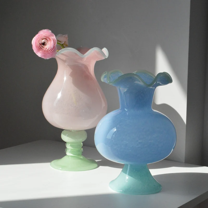 Handgeblasene Vase aus Kunstglas mit rüschigem Rand und Bulb-on-Pedestal Karnz