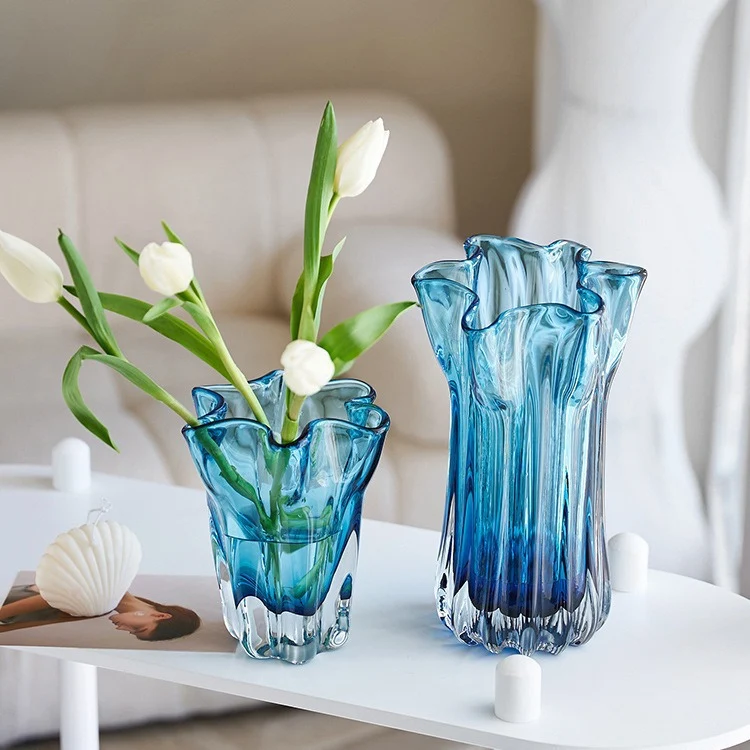Mouth-blown gerippte Blütenrand dekorative Glas Tischvase Karnz