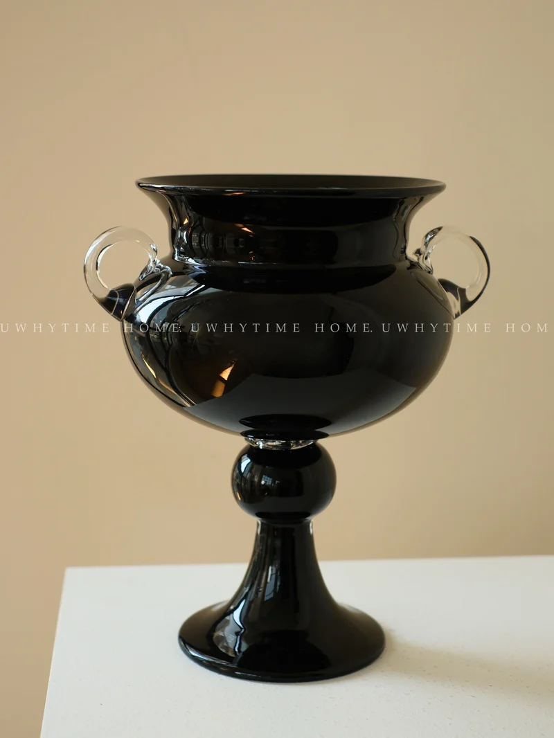 Mouth-blown Fußpedestal Glas Urne Vase mit aufgebrachten Schlaufengriffen Karnz