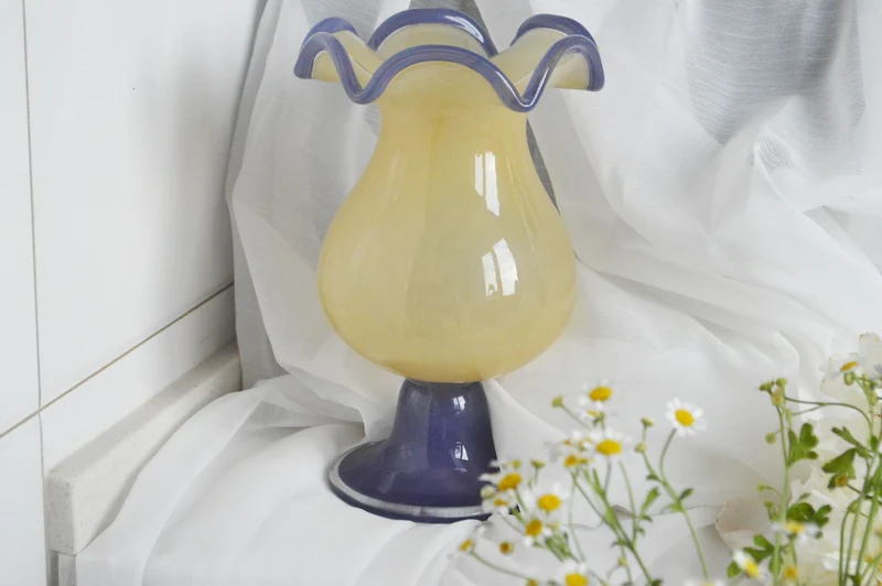 Mouthblown gerippte Podest Kunstglas Trompetenvase Karnz