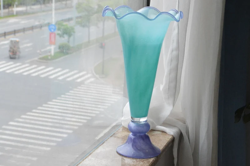 Mouthblown gerippte Podest Kunstglas Trompetenvase Karnz