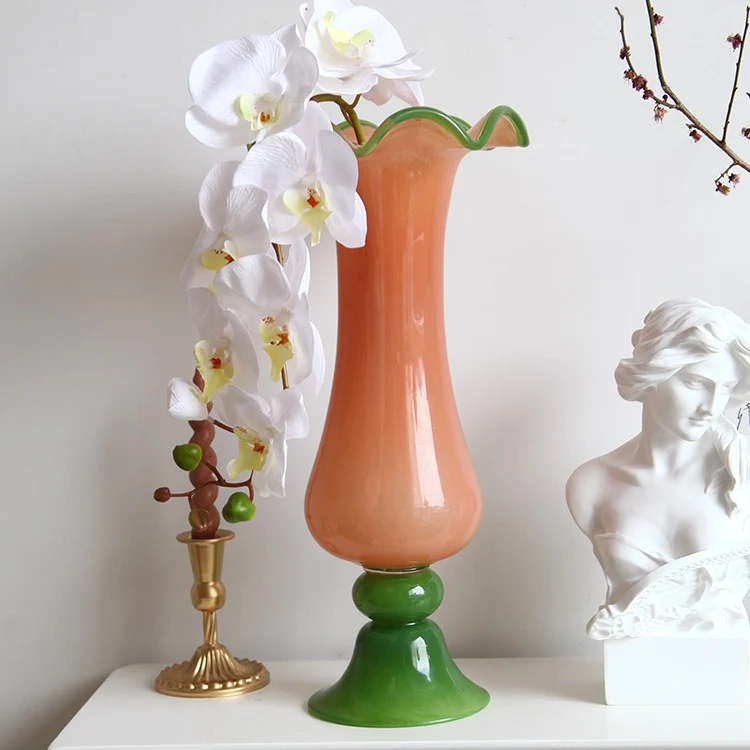 Mouthblown gerippte Podest Kunstglas Trompetenvase Karnz