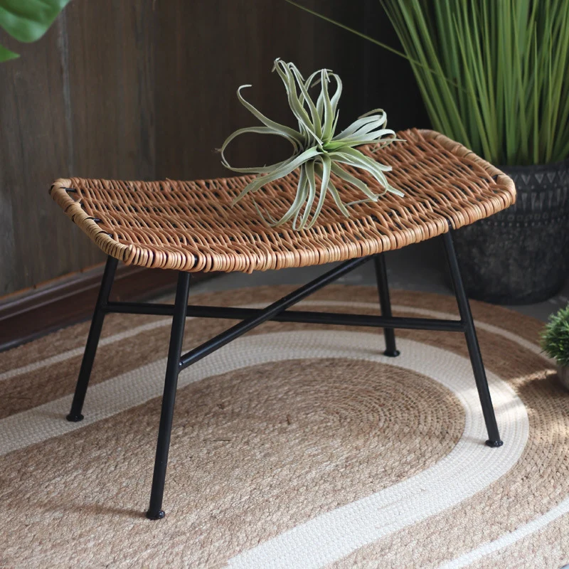 Moderner Hocker aus geflochtenem Rattan Karnz